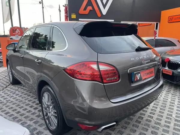 Porsche Cayenne 2011 - 25950 EUR, 237203 km - AUTO.MOTO.pt - 237203km - foto 5 de 12