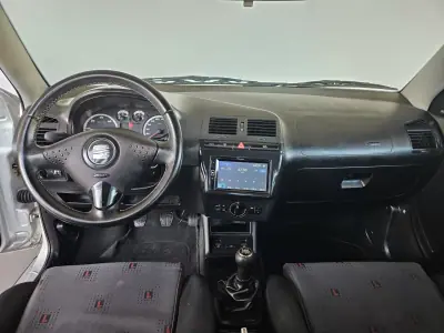SEAT Ibiza 2001 - 2650 EUR, 277000 km - AUTO.MOTO.pt - 277000km - foto 7 de 10