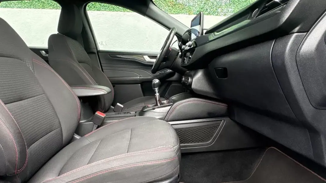 Ford Kuga 2022 - 15400 EUR, 78900 km - AUTO.MOTO.pt - 78900km - foto 11 de 12