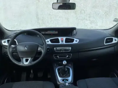 Renault Scénic 2010 - 7240 EUR, 176000 km - AUTO.MOTO.pt - 176000km - foto 13 de 19