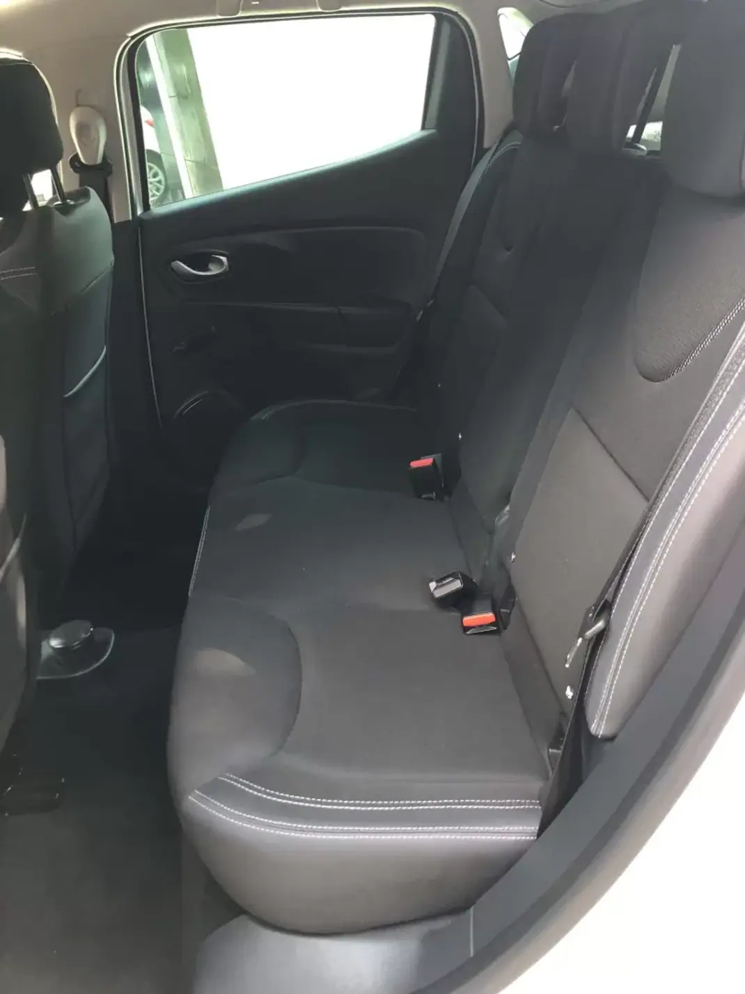 Renault Clio 2017 - 8900 EUR, 137000 km - 137000km - foto 18 de 27