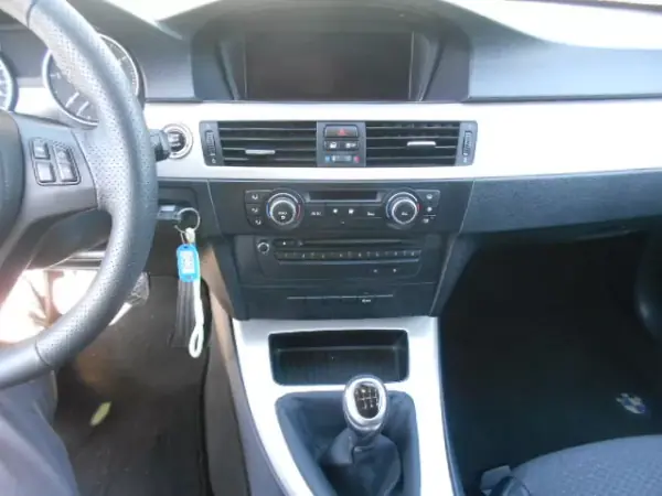 BMW 318 2011 - 9900 EUR, 318349 km - AUTO.MOTO.pt - 318349km - foto 10 de 13