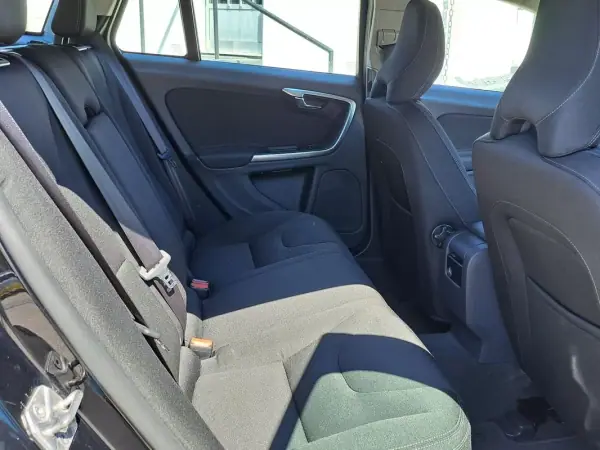Volvo V60 2013 - 13900 EUR, 111000 km - AUTO.MOTO.pt - 111000km - foto 23 de 42