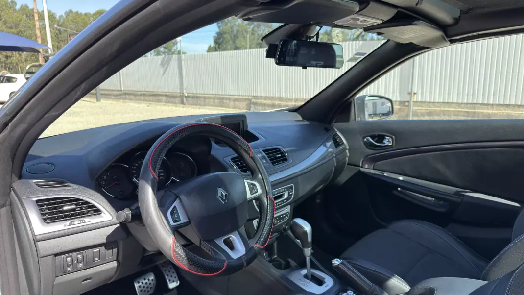 Renault Mégane Cabrio 2012 - 11800 EUR, 182000 km - AUTO.MOTO.pt - 182000km - foto 19 de 38
