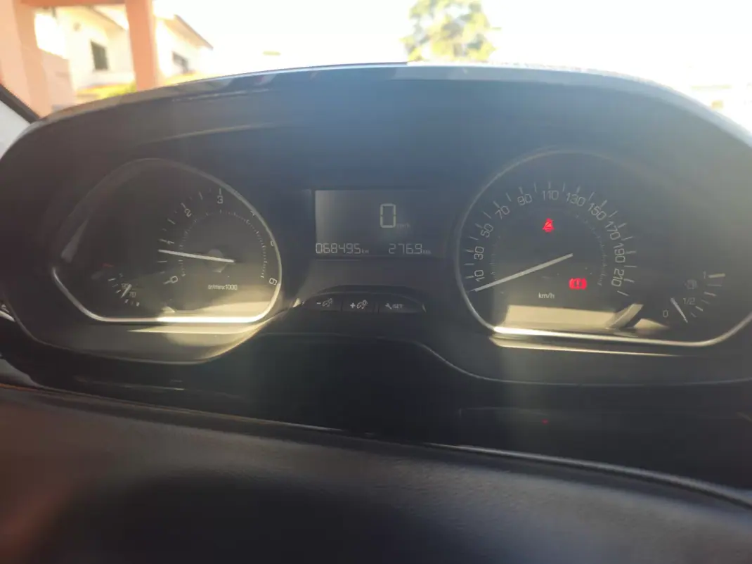 Peugeot 208 2019 - 10500 EUR, 68495 km - 68495km - foto 7 de 13