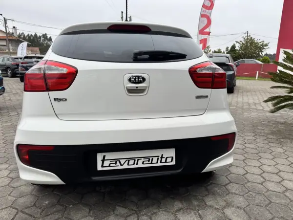 Kia Rio 2016 - 9500 EUR, 113000 km - AUTO.MOTO.pt - 113000km - foto 8 de 40