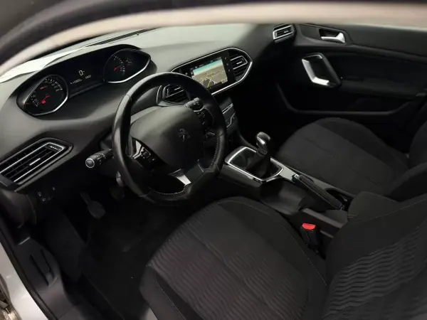 Peugeot 308 SW 2015 - 9750 EUR, 140800 km - AUTO.MOTO.pt - 140800km - foto 12 de 19