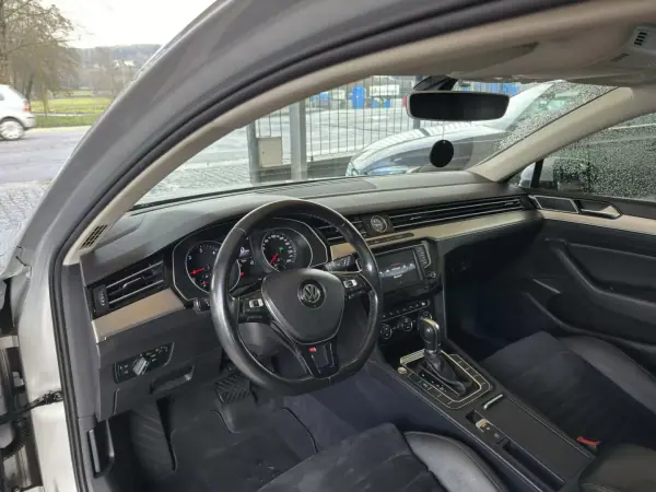 Volkswagen Passat Variant 2015 - 13950 EUR, 242286 km - AUTO.MOTO.pt - 242286km - foto 13 de 36