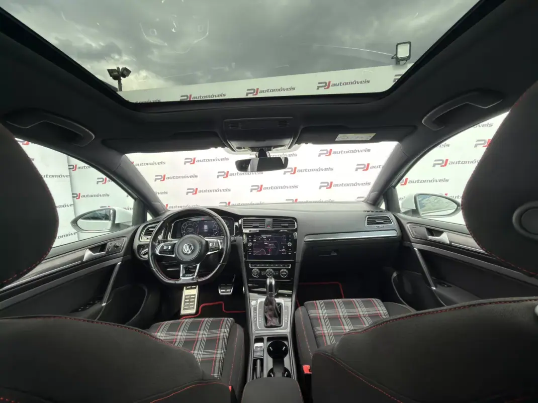 Volkswagen Golf 2018 - 26990 EUR, 148000 km - AUTO.MOTO.pt - 148000km - foto 12 de 15