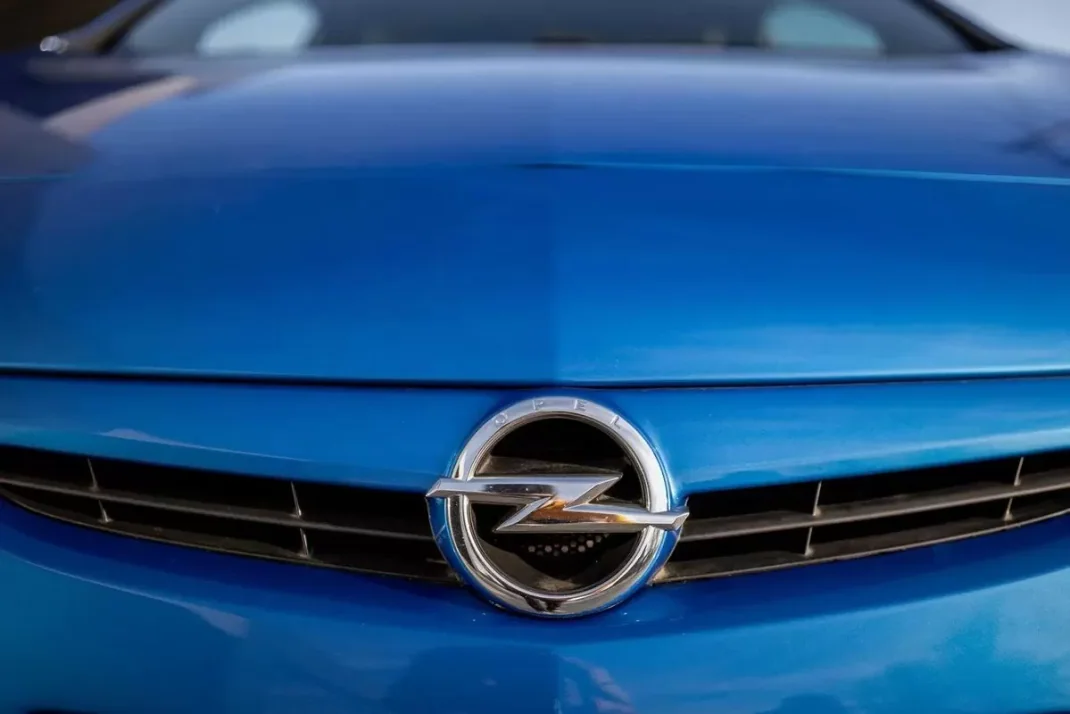 Opel Astra GTC 2013 - 23500 EUR, 109000 km - AUTO.MOTO.pt - 109000km - foto 25 de 47