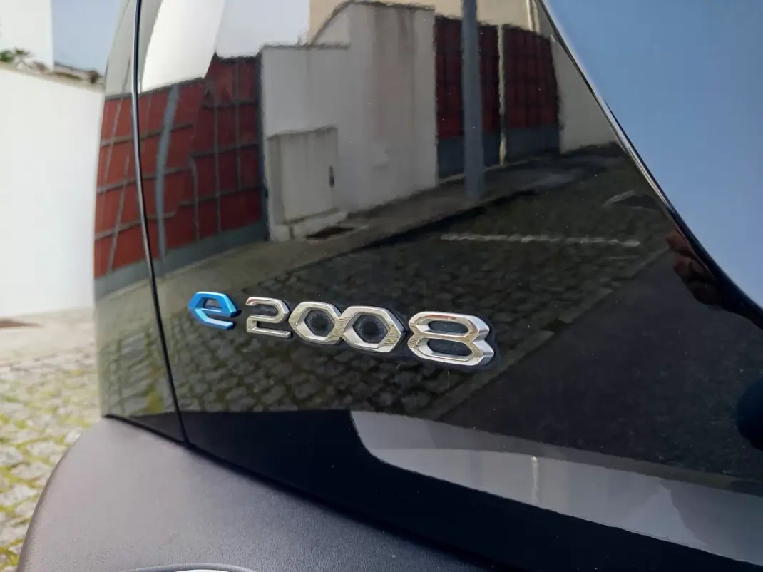Peugeot e-2008 2022 - 17990 EUR, 70100 km - AUTO.MOTO.pt - 70100km - foto 10 de 19