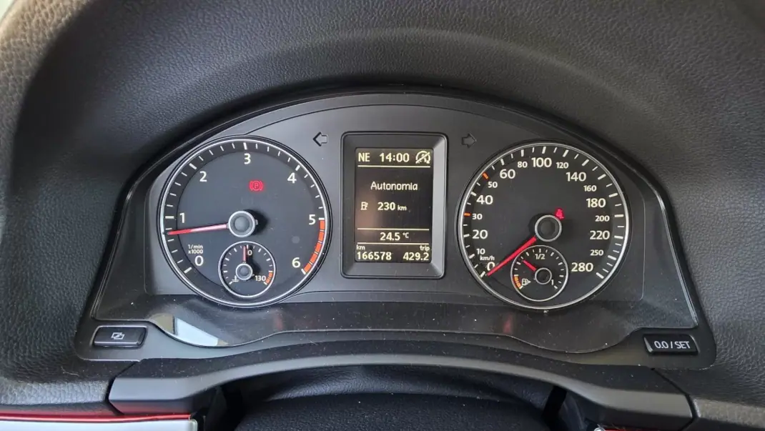 Volkswagen Scirocco 2012 - 13990 EUR, 166000 km - AUTO.MOTO.pt - 166000km - foto 16 de 23