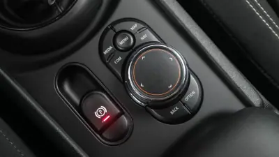 MINI Clubman 2018 - 24999 EUR, 131000 km - AUTO.MOTO.pt - 131000km - foto 11 de 37