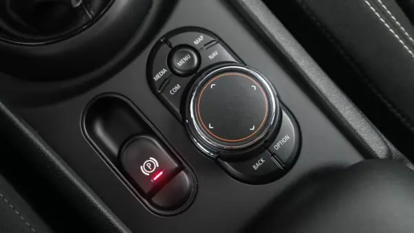 MINI Clubman 2018 - 24999 EUR, 131000 km - AUTO.MOTO.pt - 131000km - foto 11 de 37