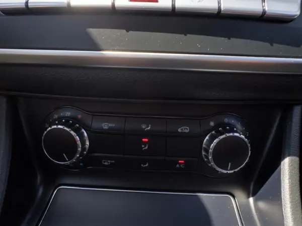 Mercedes-Benz CLA 180 2018 - 17990 EUR, 139000 km - AUTO.MOTO.pt - 139000km - foto 25 de 42