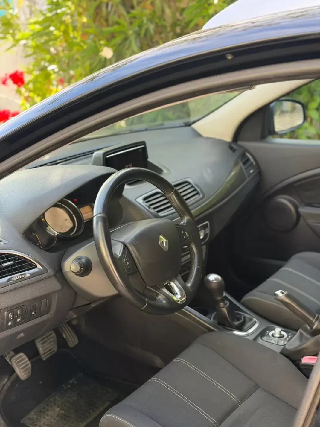 Renault Mégane 2014 - 9900 EUR, 97675 km - AUTO.MOTO.pt - 97675km - foto 8 de 9