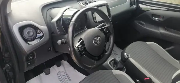 Toyota Aygo 2019 - 11900 EUR, 64090 km - AUTO.MOTO.pt - 64090km - foto 9 de 14