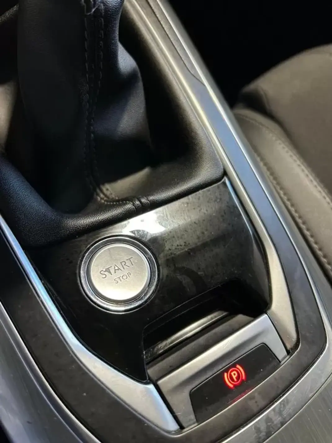 Peugeot 308 SW 2018 - 11500 EUR, 155853 km - AUTO.MOTO.pt - 155853km - foto 18 de 38