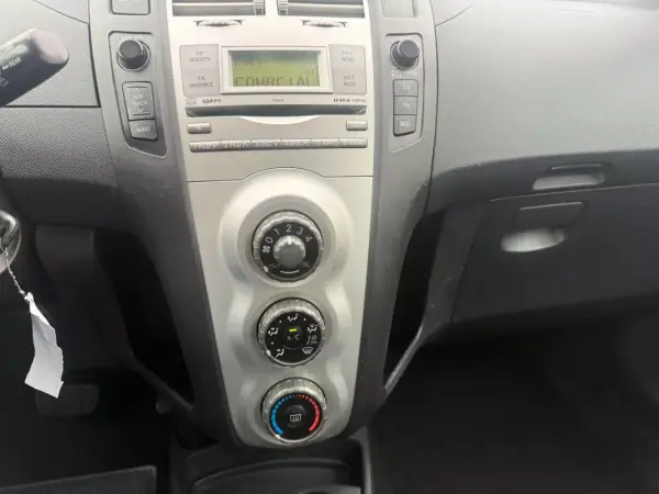 Toyota Yaris 2006 - 6900 EUR, 168000 km - AUTO.MOTO.pt - 168000km - foto 19 de 25