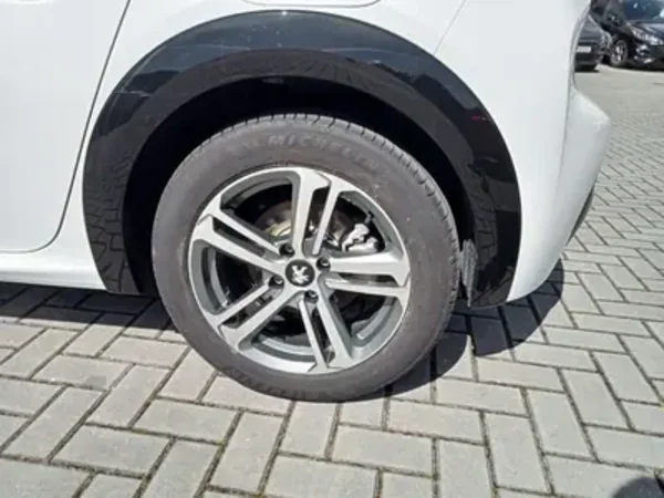 Peugeot e-208 2022 - 26950 EUR, 9000 km - AUTO.MOTO.pt - 9000km - foto 8 de 33