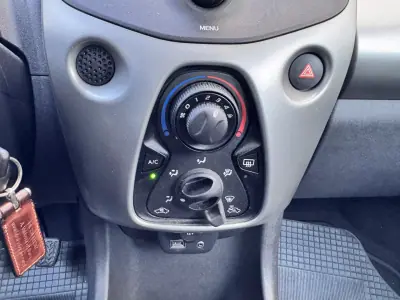 Peugeot 108 2017 - 8900 EUR, 45759 km - AUTO.MOTO.pt - 45759km - foto 18 de 24