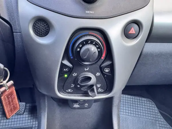 Peugeot 108 2017 - 8900 EUR, 45759 km - AUTO.MOTO.pt - 45759km - foto 18 de 24