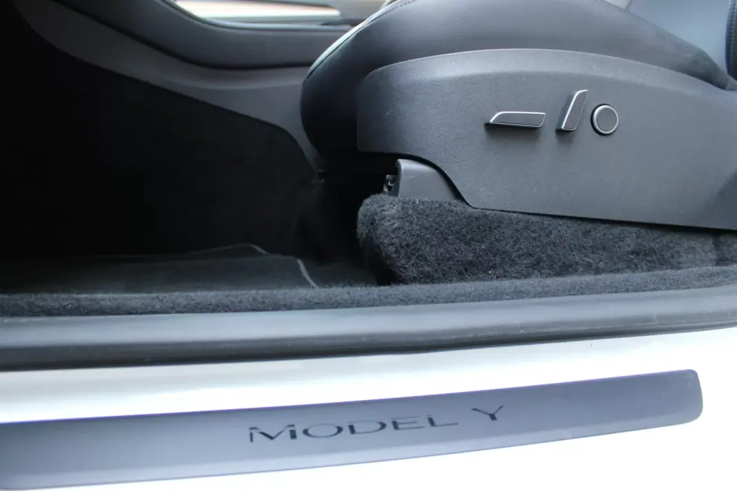 Tesla Model Y 2024 - 35900 EUR, 38745 km - 38745km - foto 32 de 38