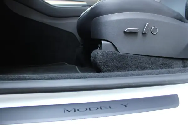 Tesla Model Y 2024 - 35900 EUR, 38745 km - 38745km - foto 32 de 38