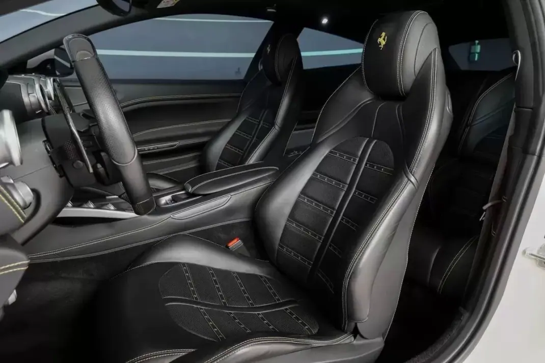 Ferrari GTC4 Lusso 2017 - 260000 EUR, 44017 km - AUTO.MOTO.pt - 44017km - foto 9 de 22
