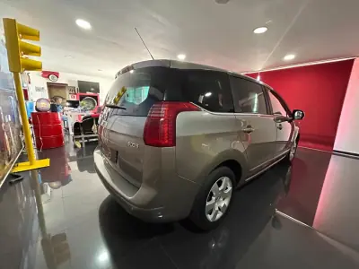 Peugeot 5008 2010 - 8950 EUR, 230534 km - AUTO.MOTO.pt - 230534km - foto 6 de 22