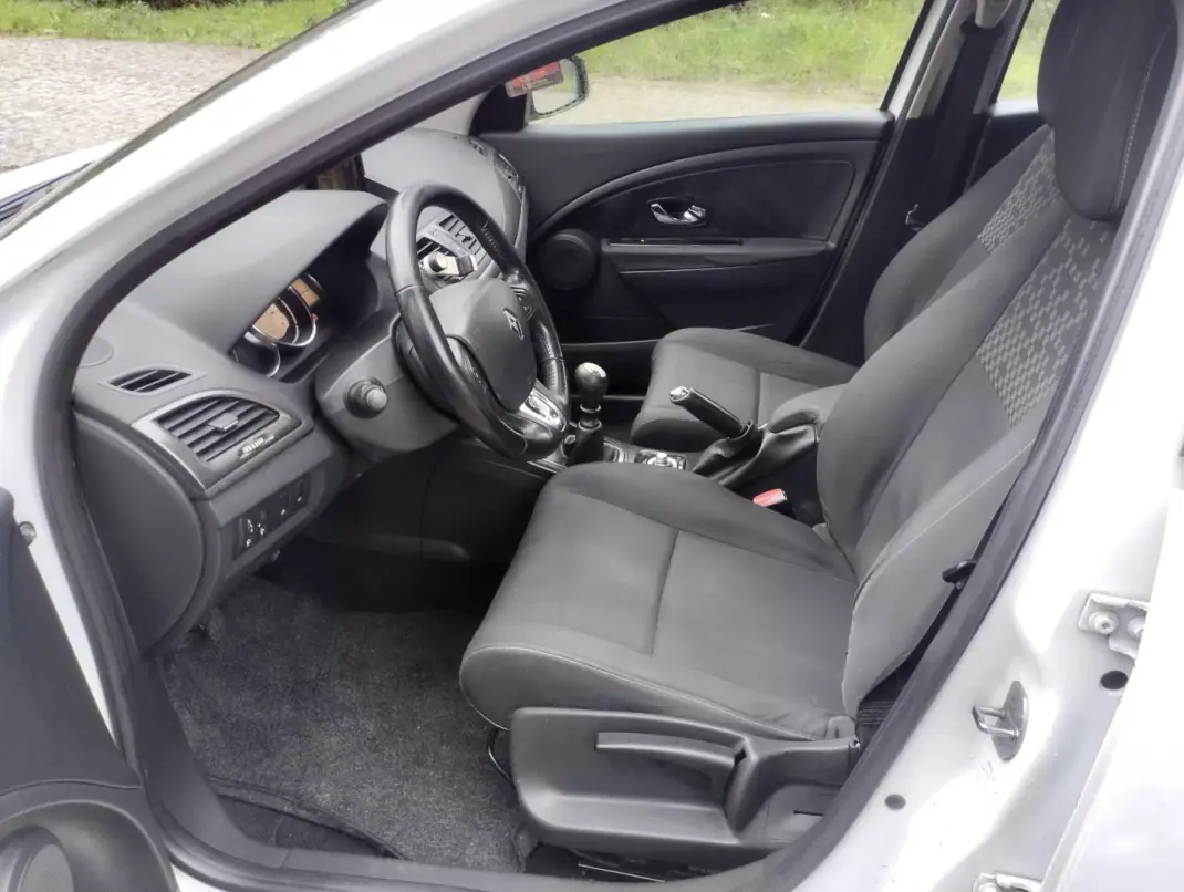 Renault Mégane 2013 - 3750 EUR, 320000 km - AUTO.MOTO.pt - 320000km - foto 14 de 27