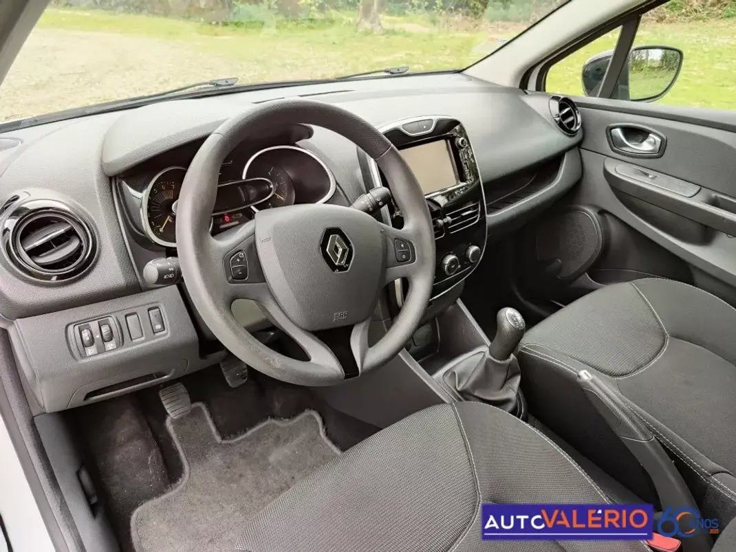 Renault Clio Sport Tourer 2017 - 10950 EUR, 89416 km - AUTO.MOTO.pt - 89416km - foto 9 de 17