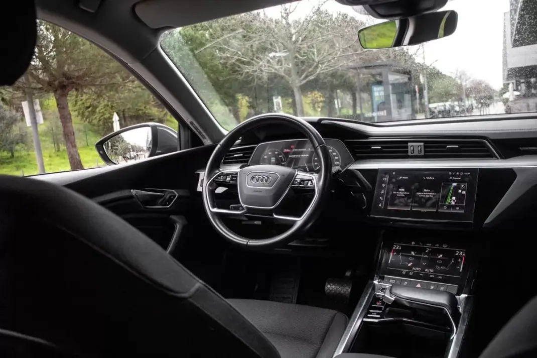 Audi Q8 e-Tron Sportback 2023 - 49900 EUR, 34353 km - AUTO.MOTO.pt - 34353km - foto 31 de 44