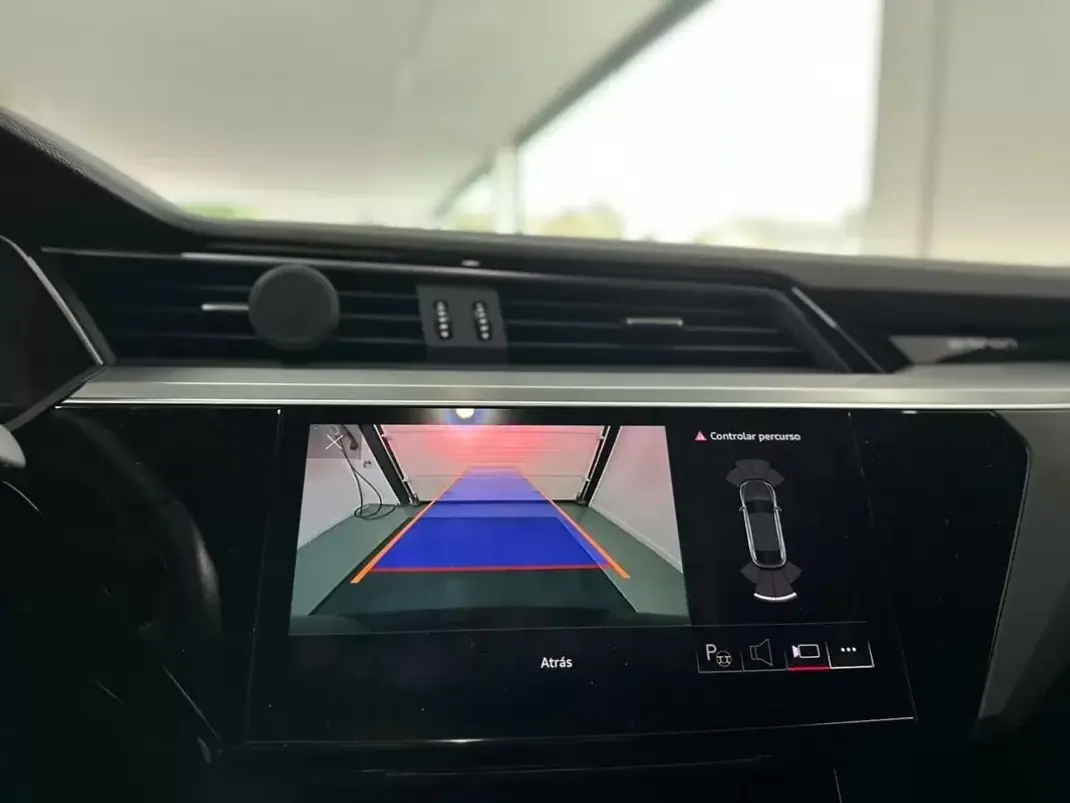 Audi Q8 e-Tron Sportback 2023 - 49500 EUR, 93000 km - AUTO.MOTO.pt - 93000km - foto 19 de 31
