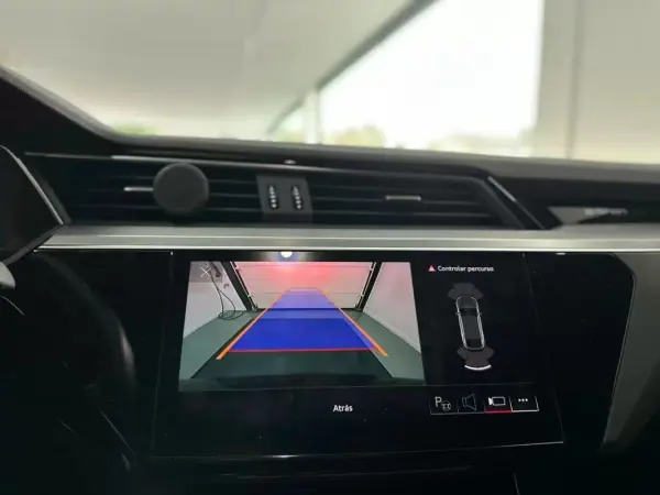 Audi Q8 e-Tron Sportback 2023 - 49500 EUR, 93000 km - AUTO.MOTO.pt - 93000km - foto 19 de 31