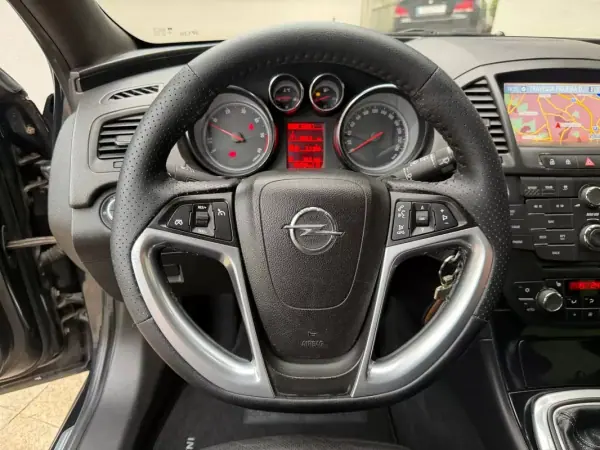Opel Insignia Sports Tourer 2011 - 5750 EUR, 253323 km - AUTO.MOTO.pt - 253323km - foto 14 de 50