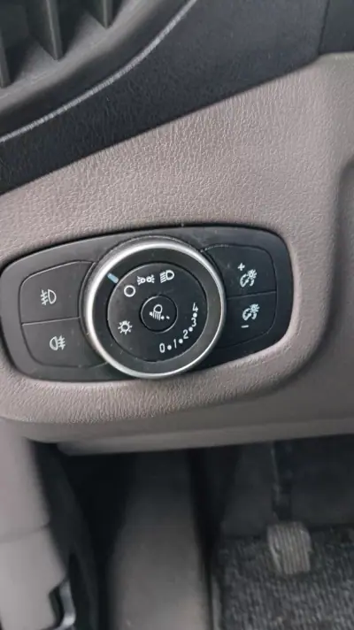 Ford Transit Connect 2018 - 12300 EUR, 207321 km - AUTO.MOTO.pt - 207321km - foto 8 de 21