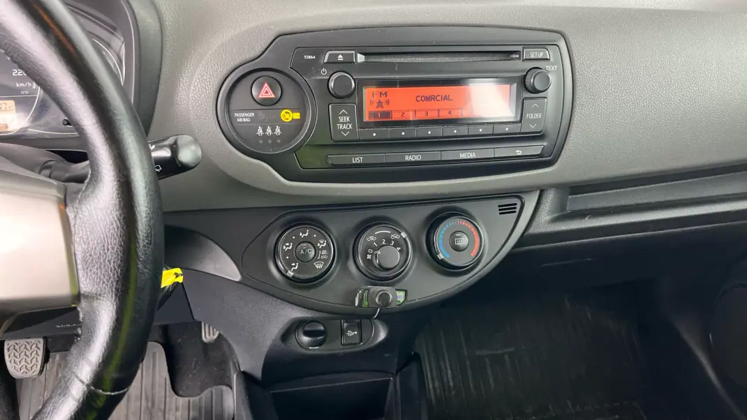 Toyota Yaris 2015 - 7950 EUR, 332062 km - AUTO.MOTO.pt - 332062km - foto 8 de 10
