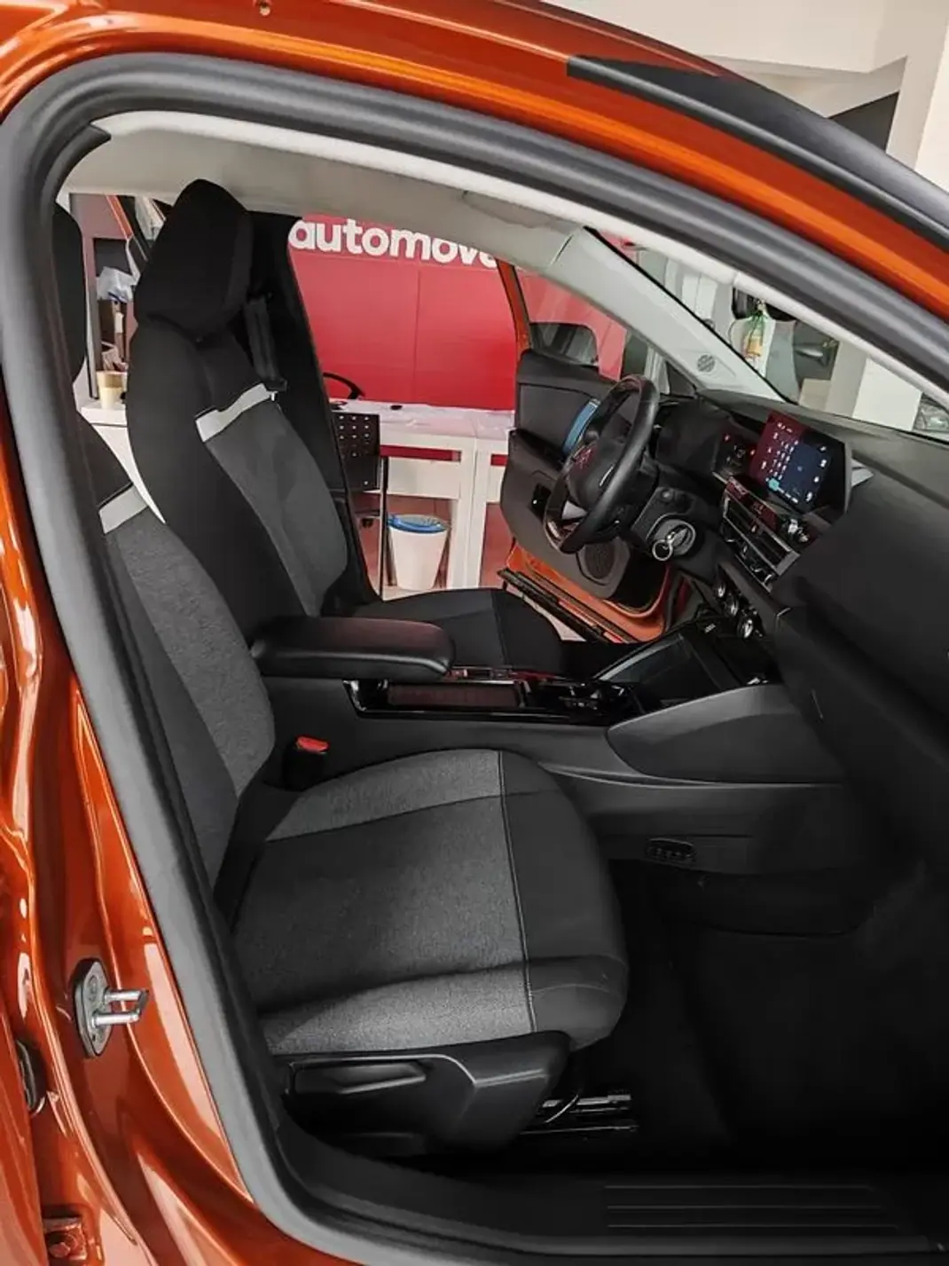 Citroën e-C4 2022 - 18500 EUR, 29900 km - AUTO.MOTO.pt - 29900km - foto 18 de 32