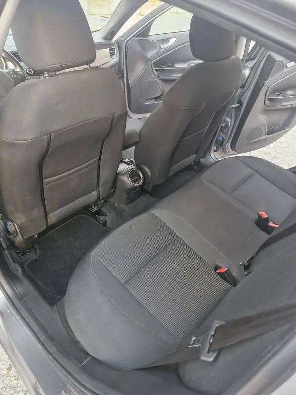 Alfa Romeo Giulietta 2011 - 6990 EUR, 156800 km - AUTO.MOTO.pt - 156800km - foto 16 de 17