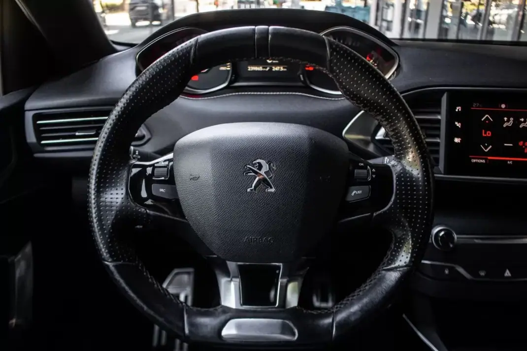 Peugeot 308 2019 - 9450 EUR, 239865 km - 239865km - foto 9 de 33