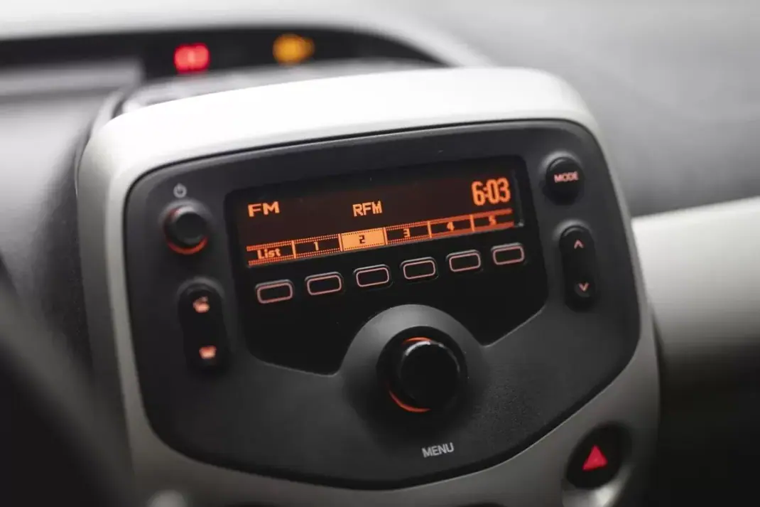 Peugeot 108 2017 - 9500 EUR, 49390 km - AUTO.MOTO.pt - 49390km - foto 30 de 45