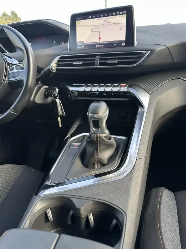 Peugeot 5008 2017 - 14900 EUR, 200000 km - AUTO.MOTO.pt - 200000km - foto 58 de 63