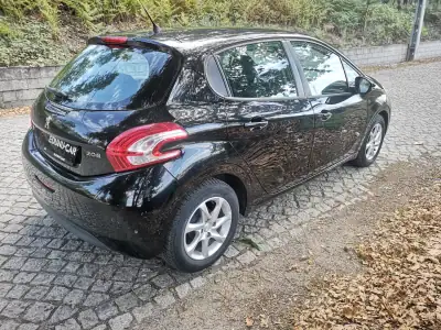 Peugeot 208 2014 - 7750 EUR, 96000 km - AUTO.MOTO.pt - 96000km - foto 4 de 29