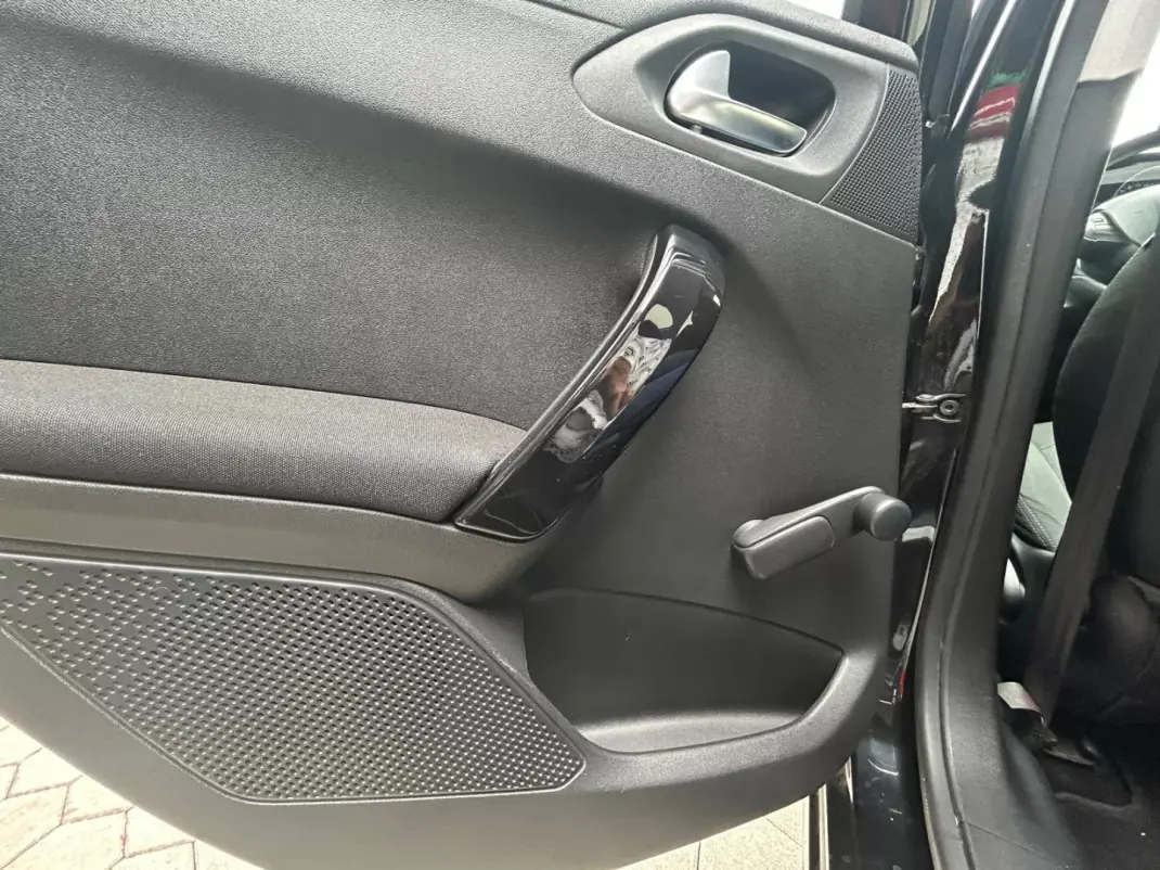 Peugeot 208 2014 - 8500 EUR, 125429 km - AUTO.MOTO.pt - 125429km - foto 14 de 17