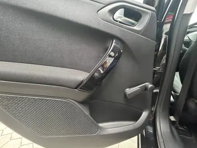 Peugeot 208 2014 - 8500 EUR, 125429 km - AUTO.MOTO.pt - 125429km - foto 14 de 17
