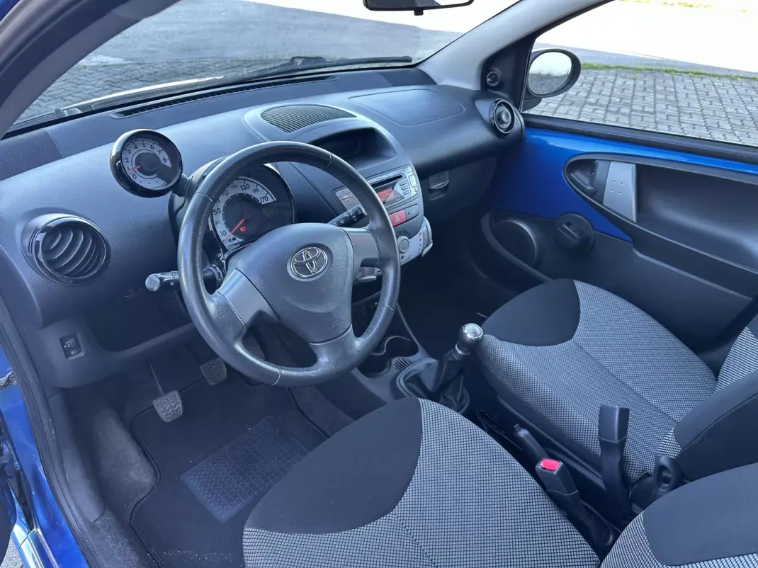 Toyota Aygo 2012 - 7490 EUR, 115000 km - AUTO.MOTO.pt - 115000km - foto 12 de 17