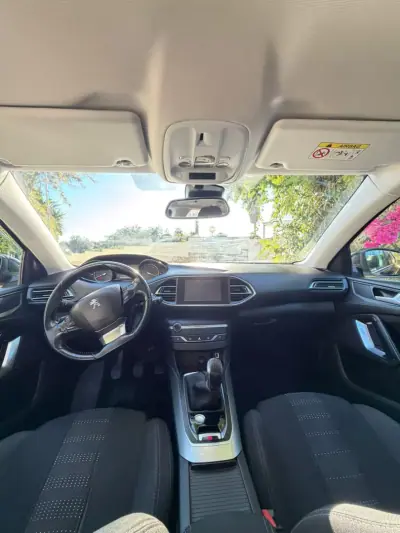 Peugeot 308 2017 - 10900 EUR, 140007 km - AUTO.MOTO.pt - 140007km - foto 7 de 9