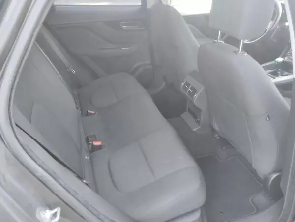 Jaguar F-Pace 2017 - 24900 EUR, 180000 km - AUTO.MOTO.pt - 180000km - foto 13 de 30