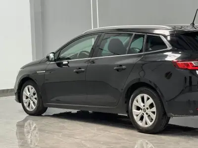 Renault Mégane Sport Tourer 2020 - 15990 EUR, 80000 km - AUTO.MOTO.pt - 80000km - foto 13 de 26
